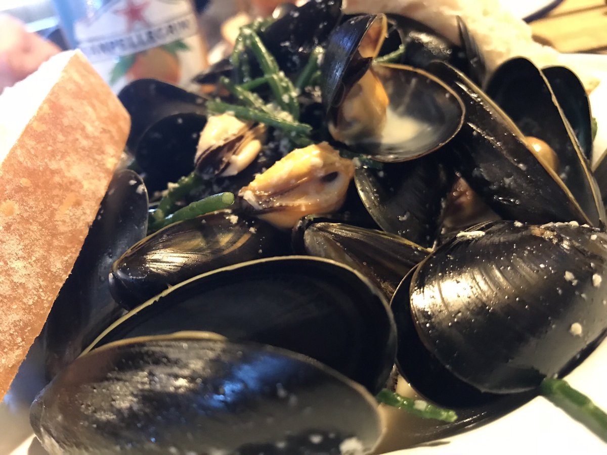 NEfood's tweet photo. Aren’t some days just really special? #TheFishShack @amblenorthland @AmbleHV was quirky, rustic, reasonable. Staff on point & it is what it says on the tin. Fresh fish served in a 5* shack with a view across the sea. https://t.co/kd88EQMedy