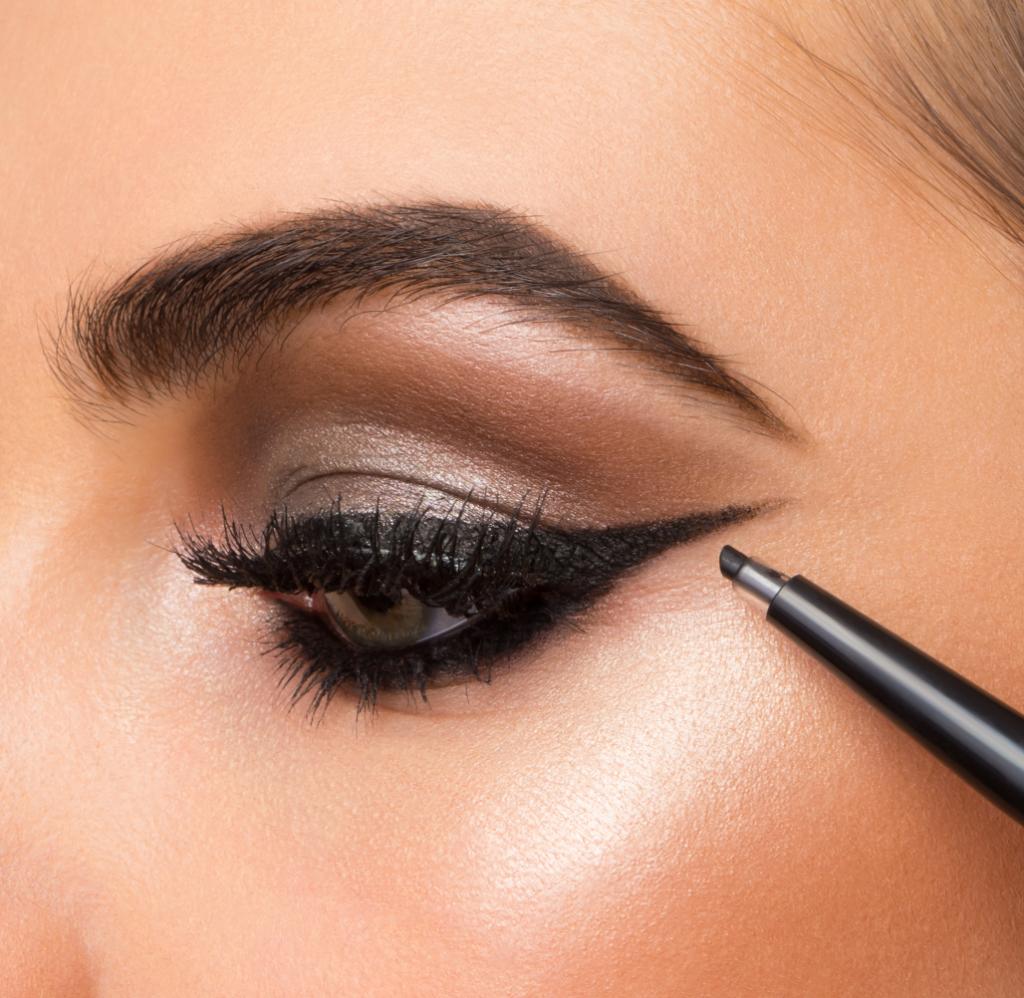 COVERGIRL's tweet photo. Winging in the New Year like... #PerfectPoint https://t.co/0xJ3qJmsrR