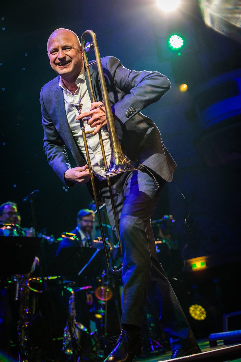 deblazers's tweet photo. Jieehaaaaaa. Alexander gaat los! #nieuwjaarsconcert #wosenku #nederlandsblazersensemble #NBE https://t.co/k9YZbucexU