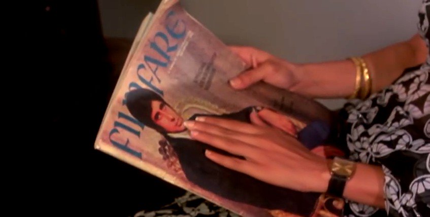 SrBachchan's tweet photo. T 2579 - The Filmfare cover in the 70's .. and the picture that did it .. used in film Abhimaan ,, a fan holding the magazine .. 
So much has changed since .. size, content, quality and the Award announcement on the day not before !! https://t.co/NUmsi6UGYk