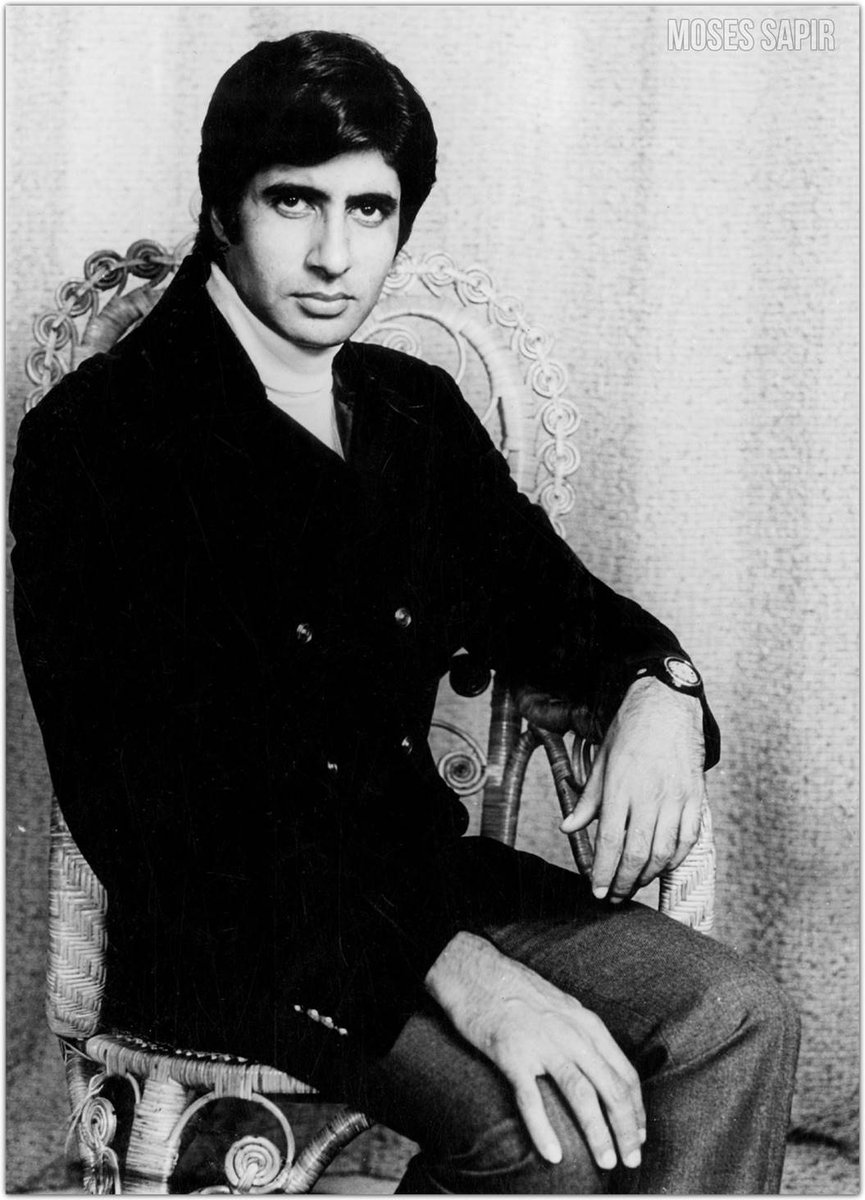 SrBachchan's tweet photo. T 2579 - The Filmfare cover in the 70's .. and the picture that did it .. used in film Abhimaan ,, a fan holding the magazine .. 
So much has changed since .. size, content, quality and the Award announcement on the day not before !! https://t.co/NUmsi6UGYk