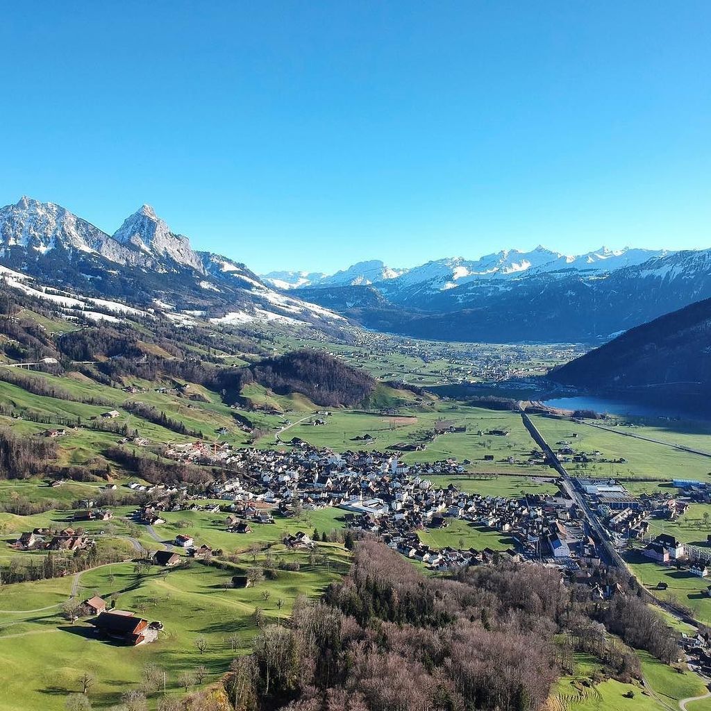 commafactory's tweet image. «Today is the first blank page of a 365-page book. Write a good one». (Based on a quote from Brad Paisley) 🏔☀️🤩 #firstdayoftheyear #sunnyday #bethankful
.
#Steinen #Schwyz #KleinerMythen #GrosserMythen #Switzerland #Wonderland #MySwitzerland #InLoveW… ift.tt/2DH0bIY