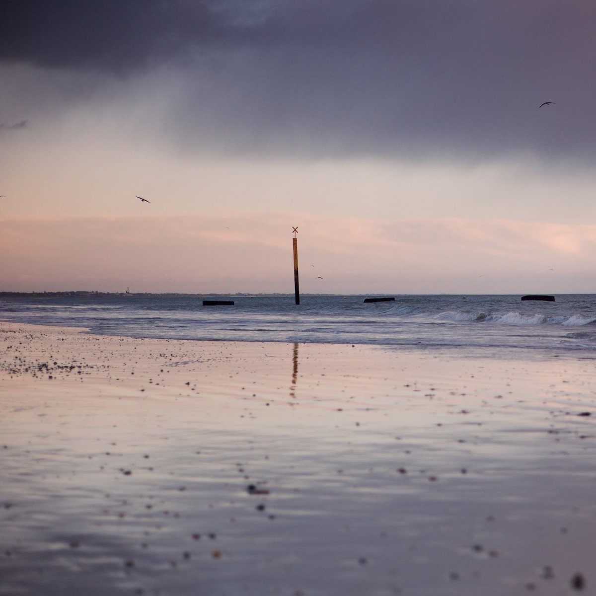 fivearchitects's tweet image. #firstsunset of 2018, but looking the other way, always worth looking the other way #Leica #Costal #lowtide #nofilter #Portsmouth