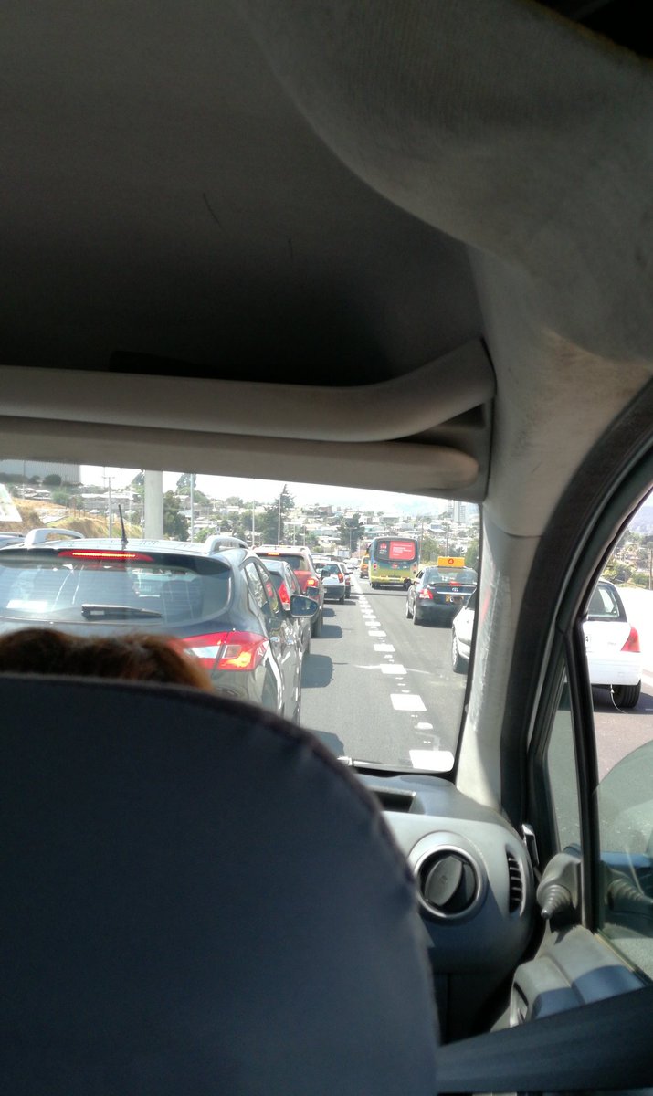 SweettDanii's tweet photo. Como es posible que no respeten!! Llegan y pasan por la berma... Que idiotas, por eso no avanza el taco #concon #caminointernacional #enojada https://t.co/rQP7LwuLOj
