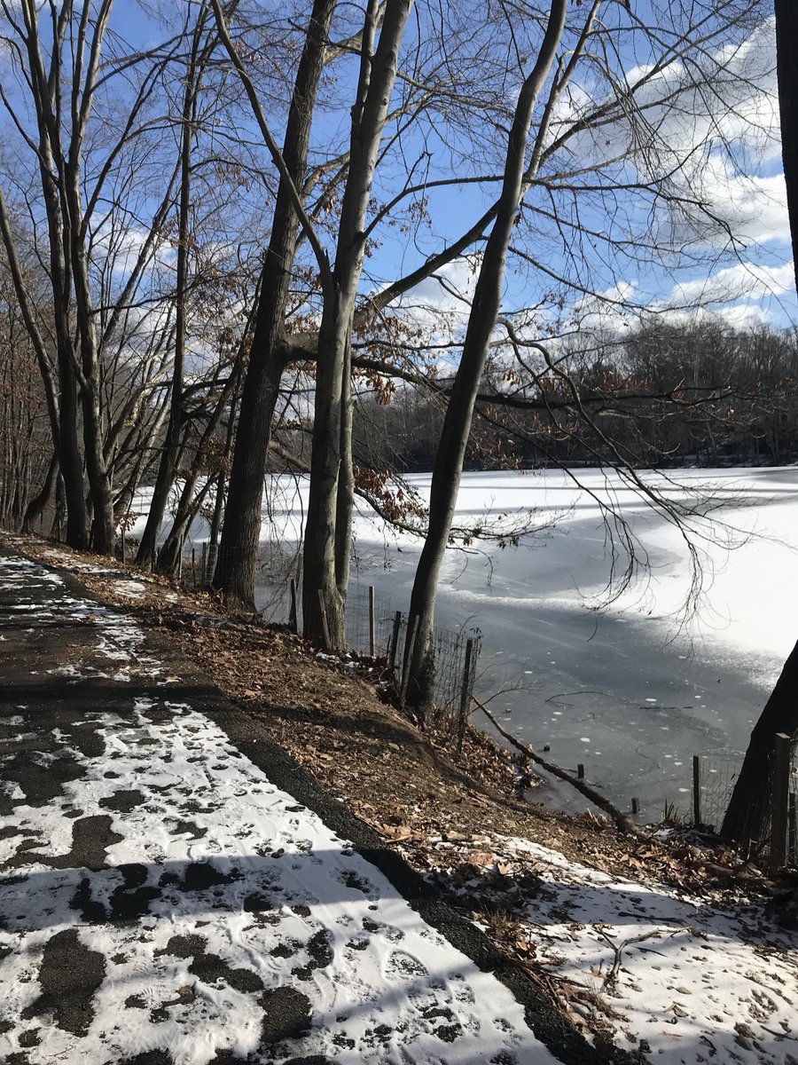 RodriguezfWanda's tweet photo. The Lake is Frozen ๐#greatview #walkinginto2018like #cold #snowday #NewYearsDay https://t.co/LQgrNikGFE