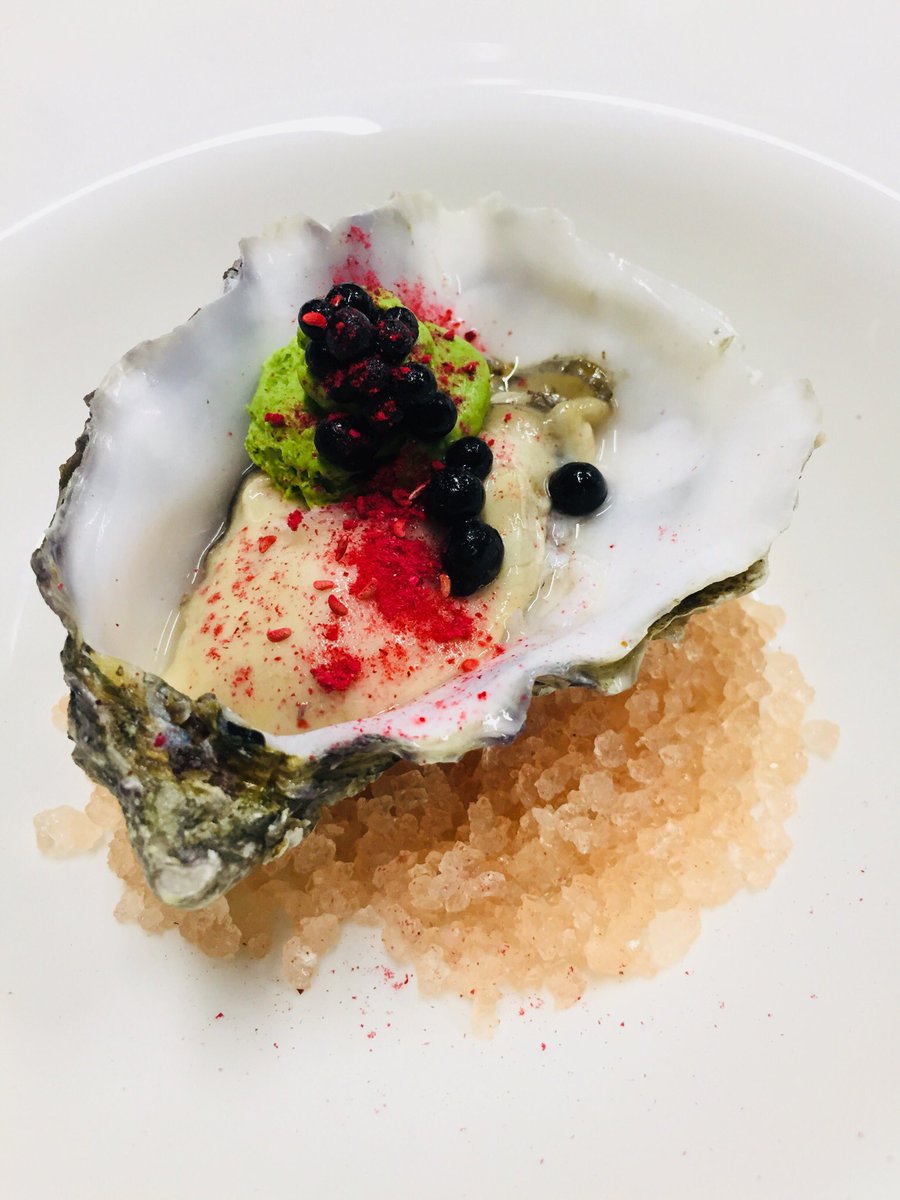 Come è stata la cena di Capodanno di Tyler? 🎊

A Fabulous Dinner 🍸

L'overture❓

Ostrica Regal con caviale di seppia, spuma di friarielli e lampone Dry 😋

Buon 2018 da Tyler 🍾