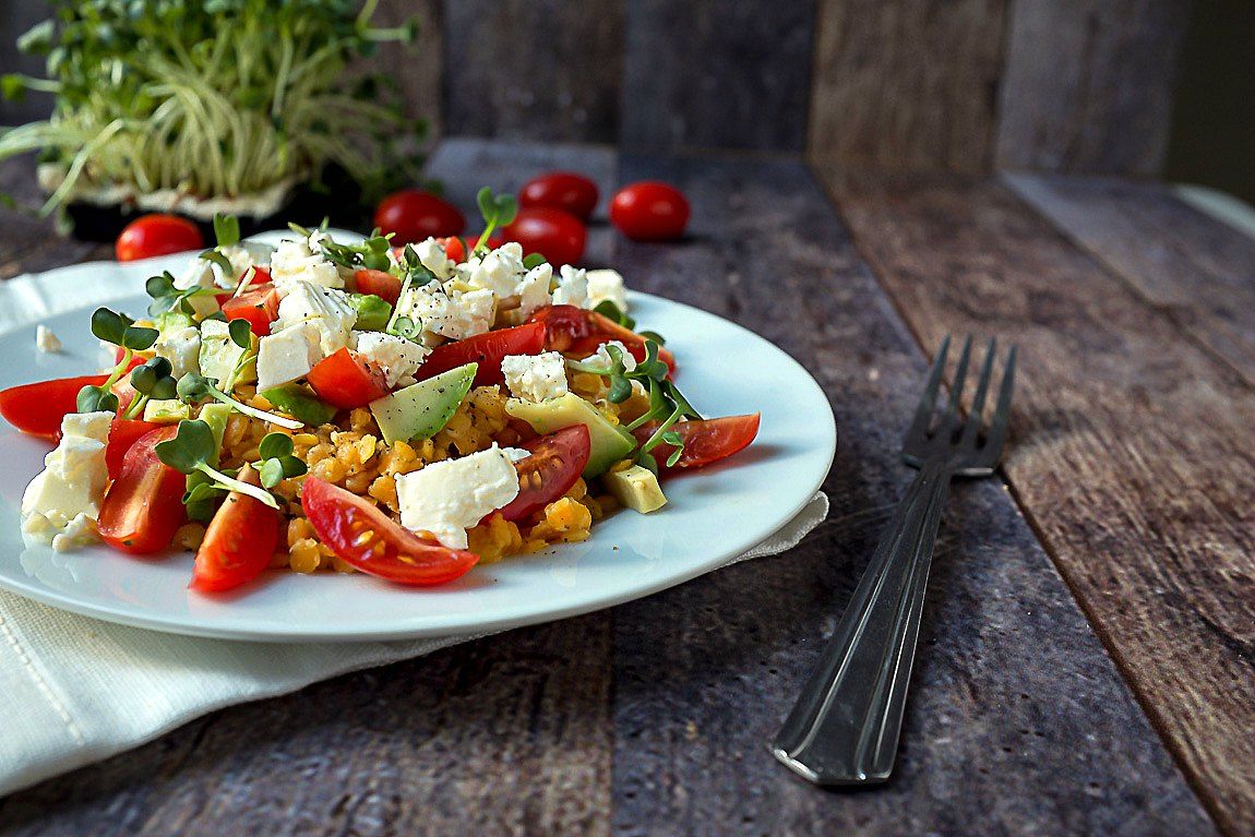 Schlemmen ohne Reue - hier kommt der 20-Minuten-Linsen-Salat mit Tomate und Feta. Schnell zubereitet, sättigend und super köstlich. buff.ly/2DImX34