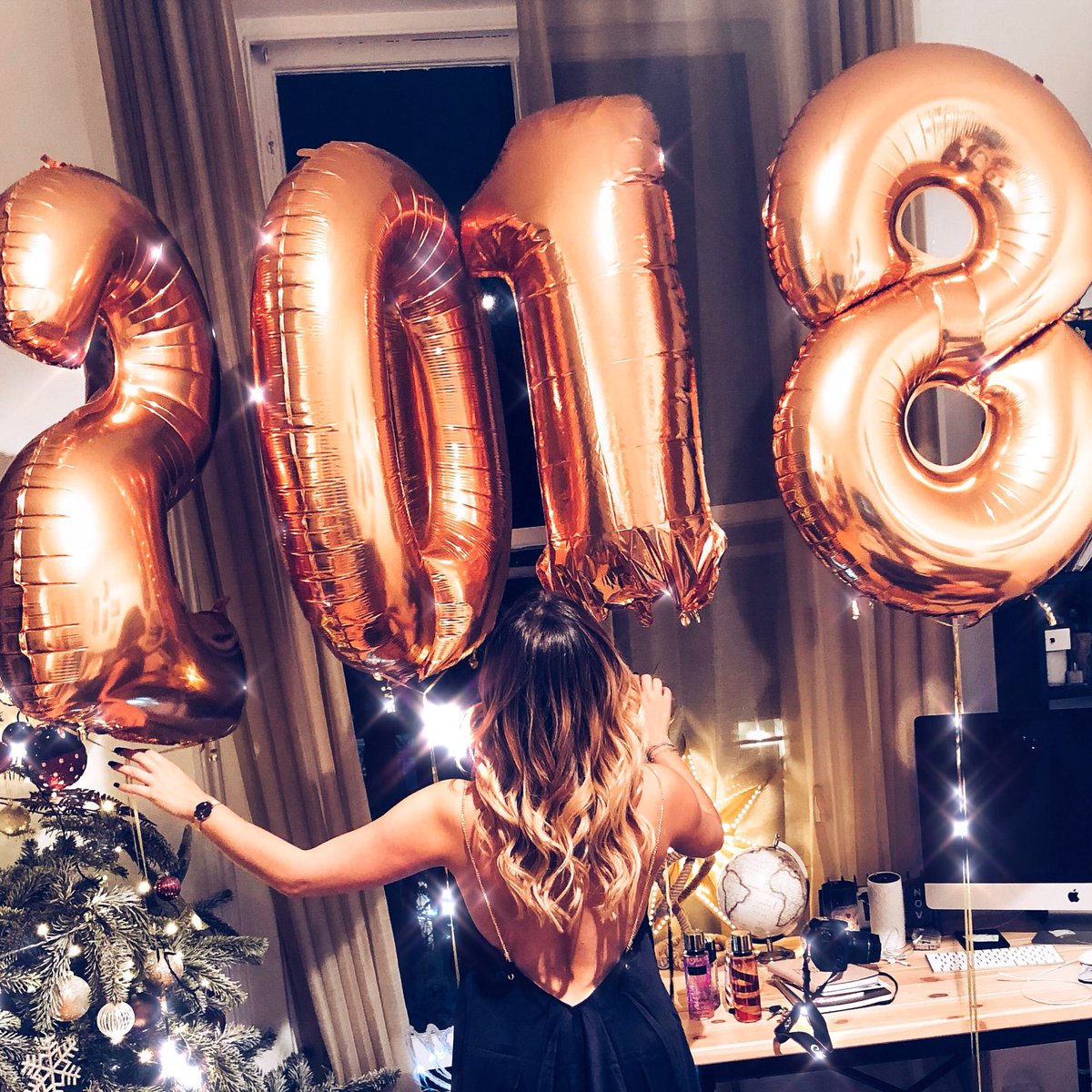 Stephaniiie_d's tweet photo. Happy New Year ✨ que 2018 vous apporte tout ce que vous désirez 💛 https://t.co/SDTBeVcADo