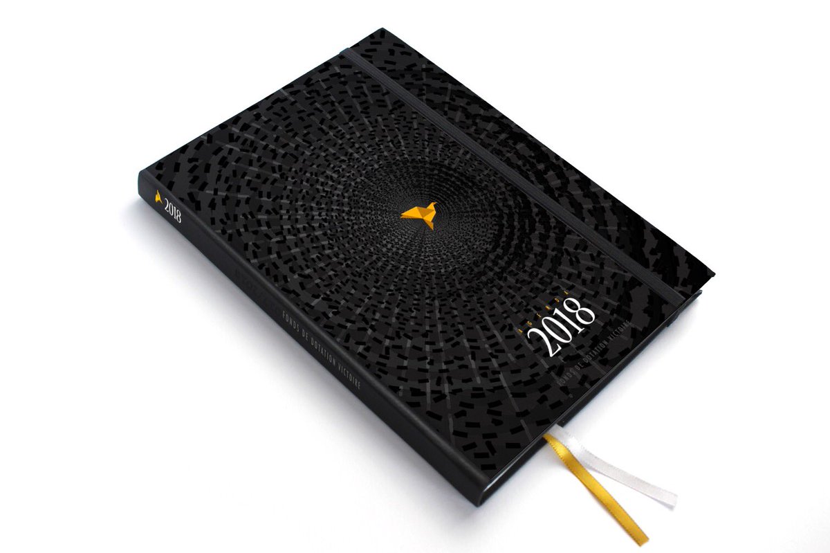 L’ouvrage est lancé à l’imprimerie nantaise <a href="/Imp_Chiffoleau/">ChiffoleauImprimerie</a> : l’Agenda 2018 #100MotsPourVictoire en collaboration avec @Blondeelcedric pour le <a href="/Fonds_Victoire/">Fonds Victoire</a>.  Merci ! fonds-victoire.org/le-catalogue/l…