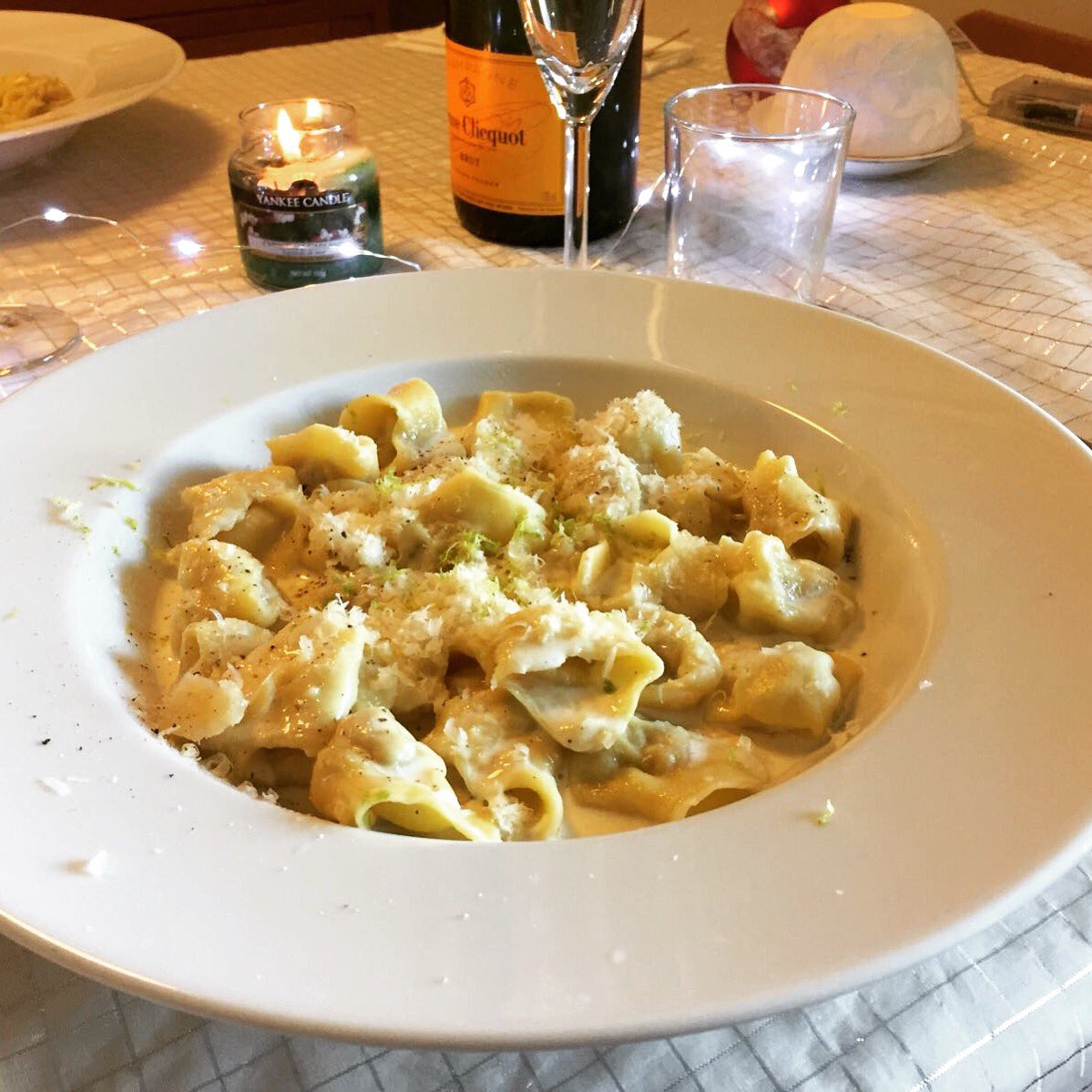 Tortellini alla Bolognese fatti in casa con una fonduta di parmigiano, noce moscata e zest di limone bio 🍋

#francorosciolichef #tortellini #homemade 👨🏼‍🍳❤️