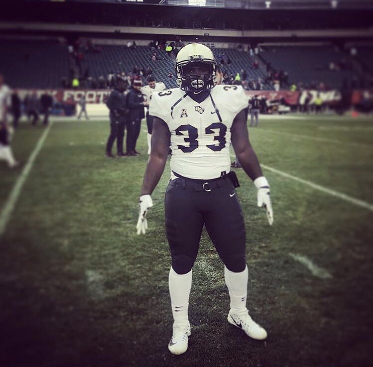 IAmCarmichEAL's tweet photo. Shoutout to my boy & former teammate at @EWCAthletics 👉🏾 @SUCCESSFULCED21 , currently watching @UCF_Football vs @AuburnFootball in the @CFAPeachBowl ! #ChargeOn #UCFvsAUB #EdwardWatersCollege #EWC #EWCTigerPride #CFAPeachBowl #33 https://t.co/PUmchYibjA