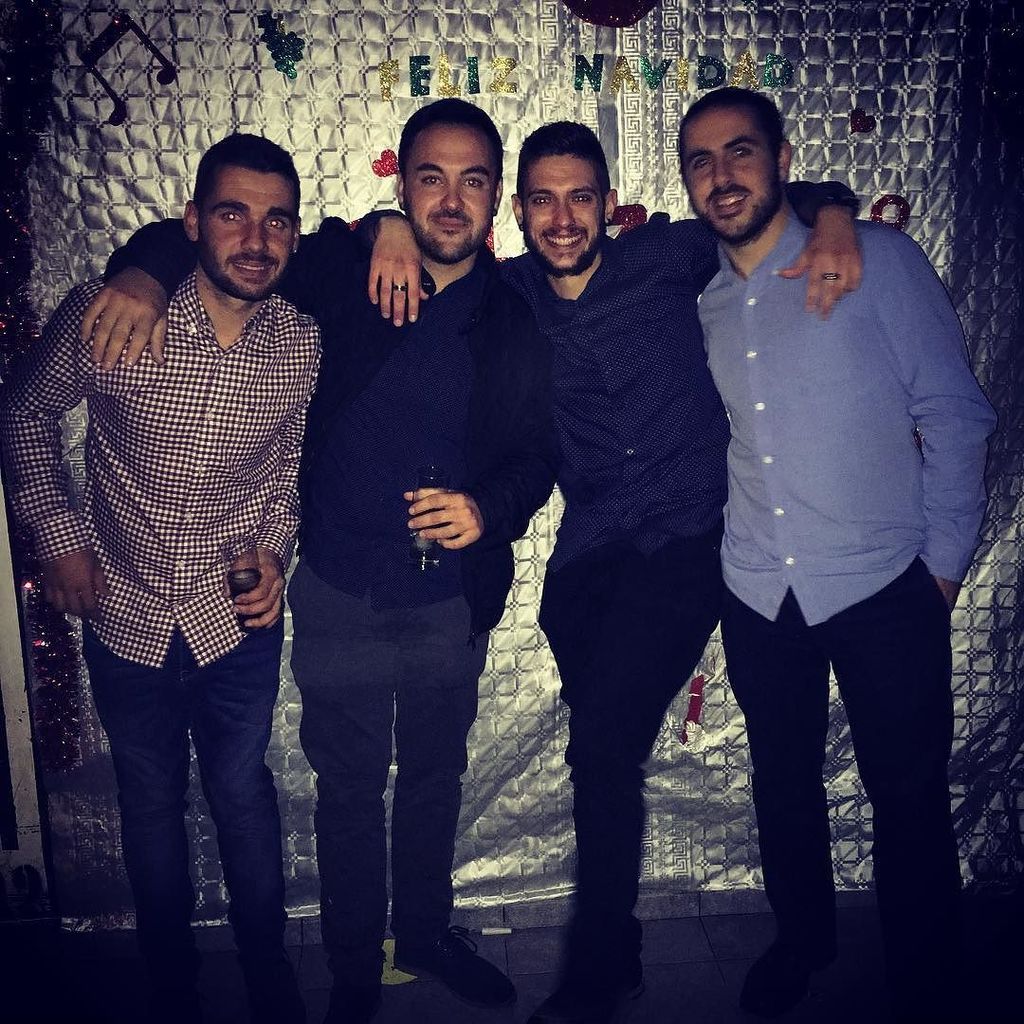 Salii09's tweet photo. Noches buenas...gente mejor!! #nochevieja @tuerkis_10 @guillermete8 @abrahamalcolado https://t.co/8XtxPO22Jg