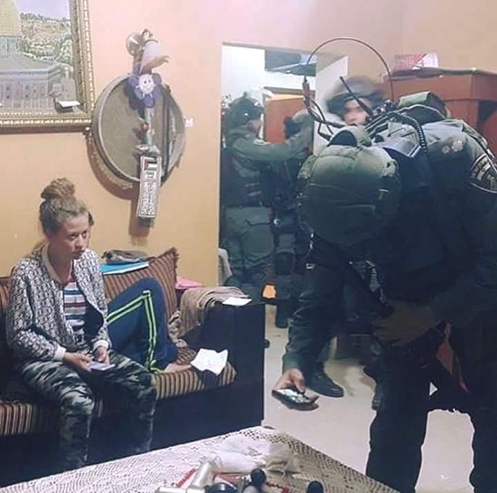 Una de las cosas que Ahed Tamimi  ha tenido que soportar en su corta vida: los allanamientos nocturnos permanentes. ¿Quién es el terrorista?  ¿El ocupante o el ocupado que se defiende?
#FreeTamimi