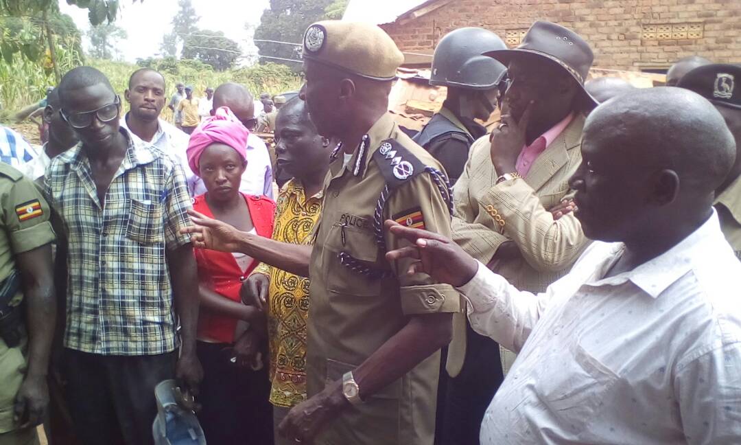 Newzug's tweet photo. Panga welding men kill 05, injure 12 in Bukomansimbi https://t.co/H4I37JgH8r via @Newz Post #HappyNewYear #Ugandans #M7Address2018 https://t.co/ZxWE8qRU9n