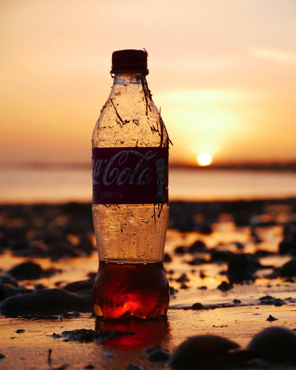 WildlifeGadgets's tweet photo. Plastic sunrise. New Year’s Day 2018. 
Such beauty and sadness all rolled into one. 

Let’s work together to build a tide of change.

#2minutebeachclean #rivercleanup #plastic #cocacola #plasticbottle #suffolk #plasticawareuk #singleuseplastic https://t.co/zZd5jDwlTP