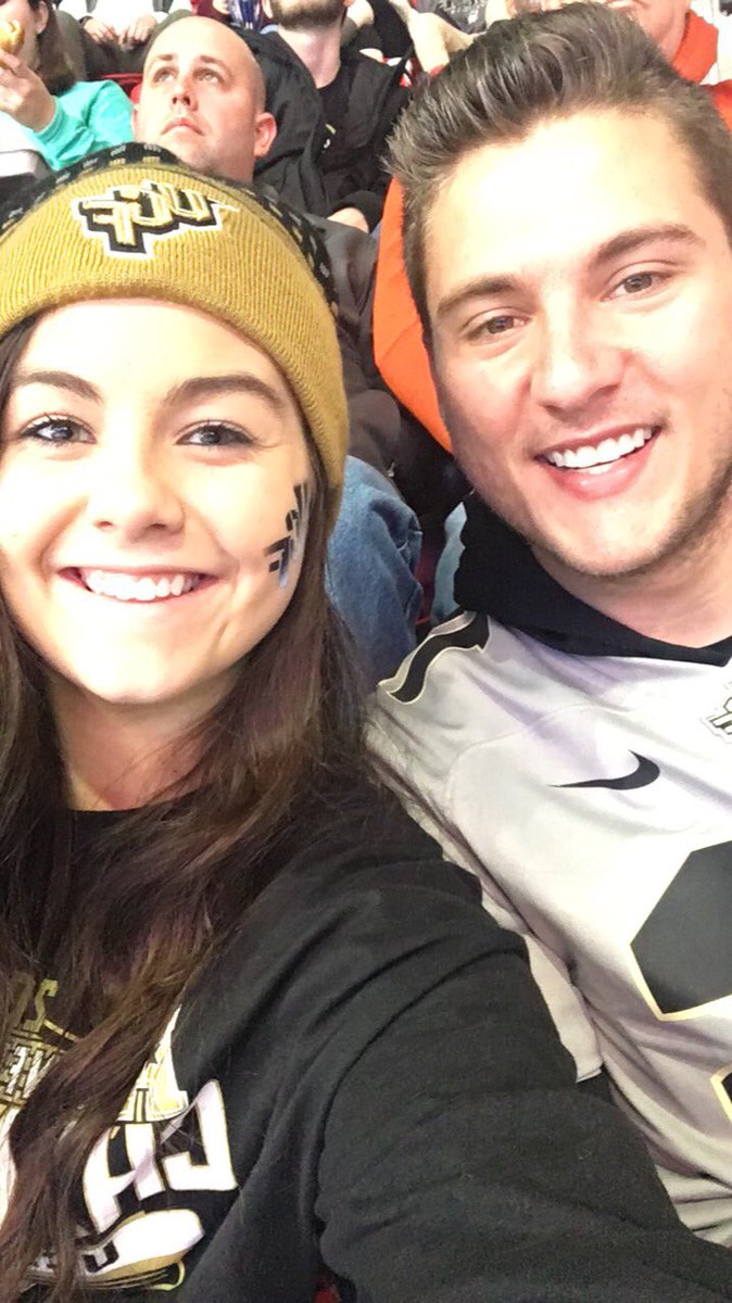 Amanda_Mobergg's tweet photo. Go Knights! Charge On! #CFAPeachBowl 💛🏈🖤🍑 https://t.co/KhGw7owib6