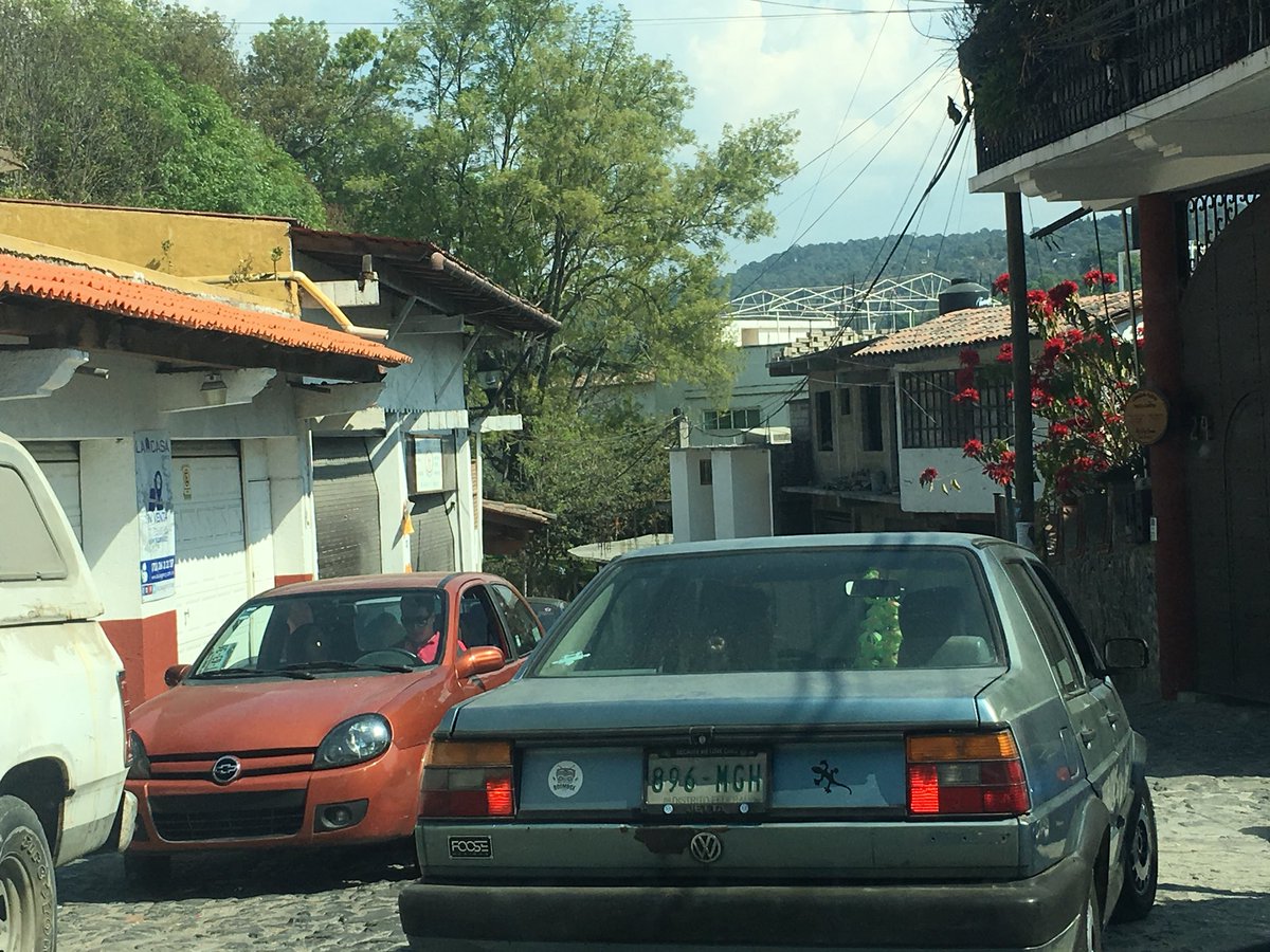 chicharron_rock's tweet photo. Es curioso encontrarse en Valle de Bravo un auto del “Distrito Federal” con una calca de @Boombox997 😎

Se nota que todo el equipo de @UniRadio997FM @marinhoaguilar están haciendo bien las cosas https://t.co/qspilNtfIh