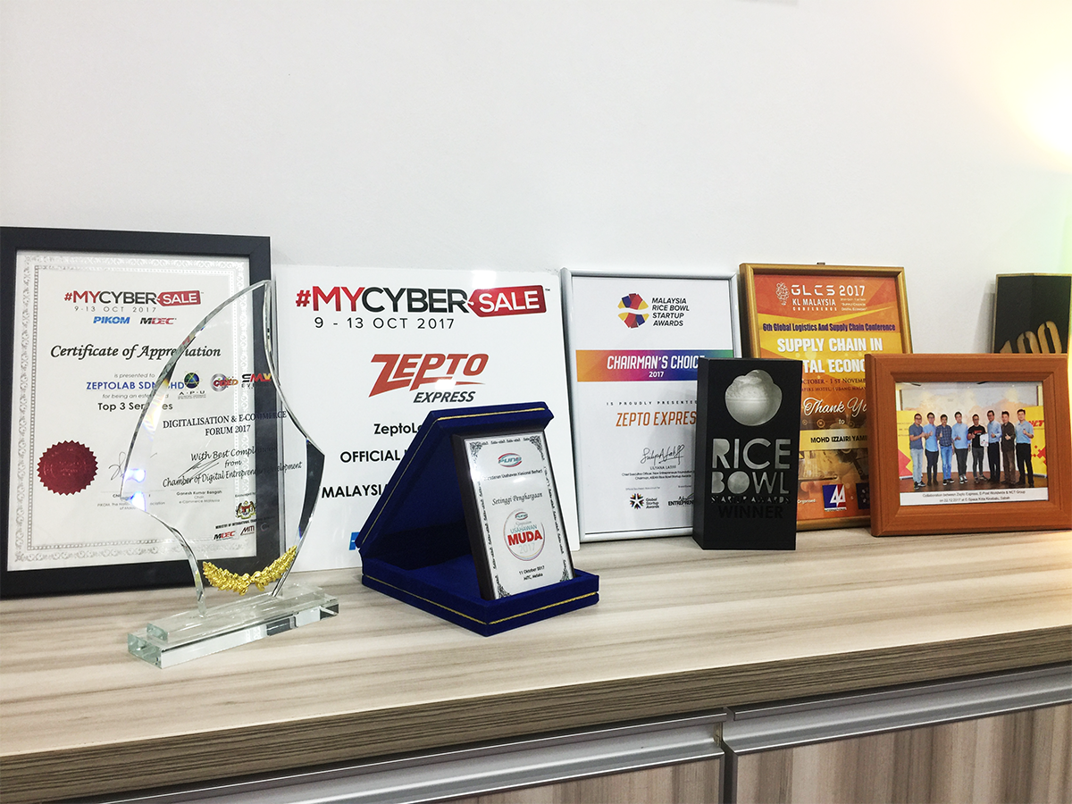 zeptoexpress's tweet photo. 2017 has been a great year for ZeptoExpress, being recognized by the ecosystem was a great blessing for the entire team throughout the year. We would like to thank everyone that made this happened especially our Investors, Customers and also our beloved ZeptoPartners. https://t.co/UGAHeif8JM