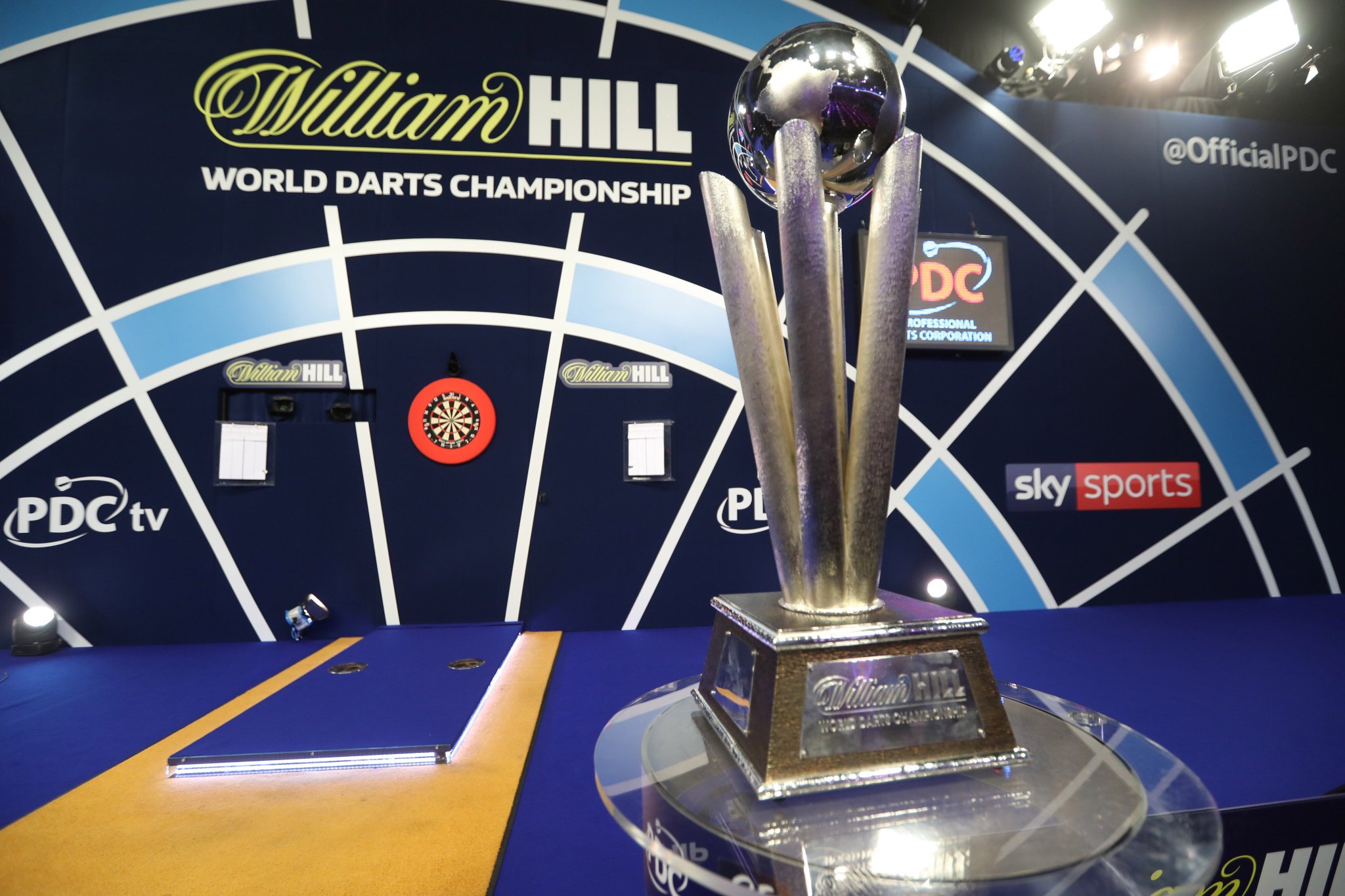 Live Darts on Twitter: "This is what is up for grabs tonight 👀🏆 Plus
