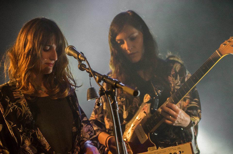 ** BONNE ANNÉE **
"Puisse le ciel verser sur toutes vos années, mille prospérités l'une à l'autre enchaînées." (Jean Racine ; Bérénice, V, 7 - 1670.)
On vous embrasse fort !
E&amp;B