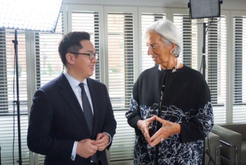 kentbuse's tweet photo. Thanks @jameschau for #GlobalFuture conversation w/ @Lagarde – great champion of #GenderEquity and pleasing to hear about @IMFNews measures to promote #GenderParity including daycare &amp; paternity leave #GH5050  https://t.co/x2Sa2iLrlE #GFJC #GH5050 https://t.co/L8gDb4PmQ0