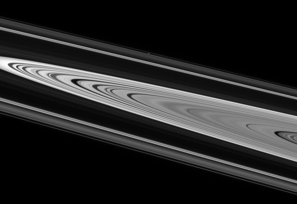 Saturn's enchanting rings display crisply defined edges and strong contrast on their unilluminated side. buff.ly/2EpnWWO