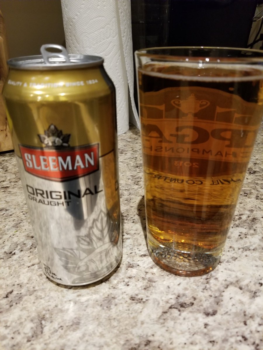 Smitty1019's tweet photo. Umm @sleemanbeer can you explain why I have two tall cans of beer that are completely flat upon opening? Beer shouldn't taste like garlic. How does this happen? #flatbeer #sleeman https://t.co/w7WSlLCMBq