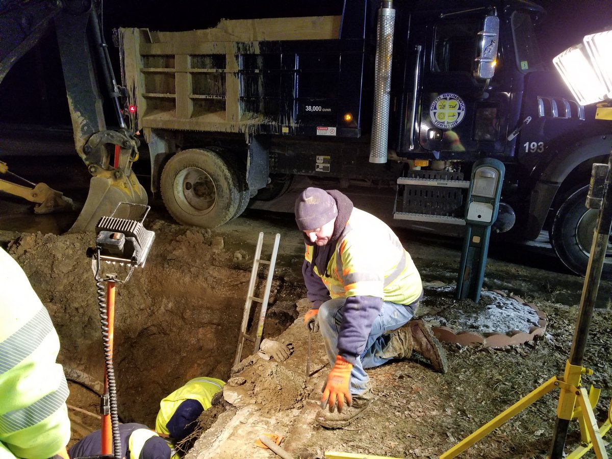 msilvers's tweet photo. Our thanks to supervisor Bob and his hard-working @SoBrunswickTwp Public Works crew for their Henderson Rd #WaterMainRepair work tonight  to restore local neighborhood service under difficult excavating and freezing 12 degree conditions. @SoBrunswickPD https://t.co/wLXdLSSUlr