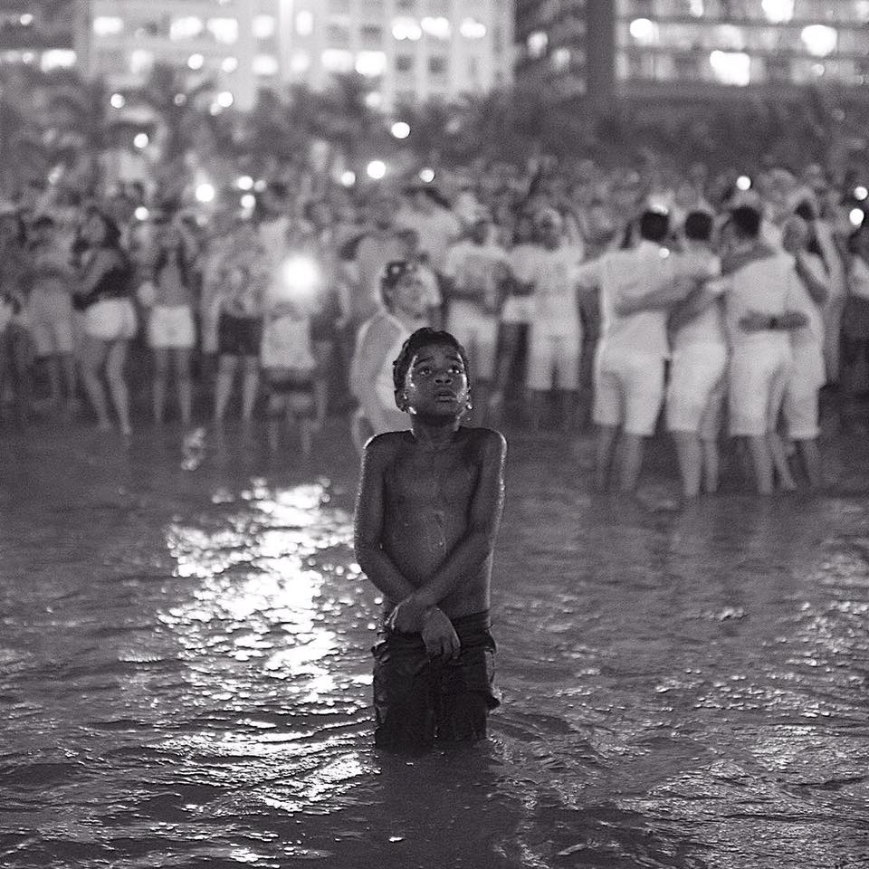 marqueosamigoss's tweet photo. Foto tirada ontem pelo fotógrafo Lucas Landau na praia de Copacabana. https://t.co/4oCIlYHF6O