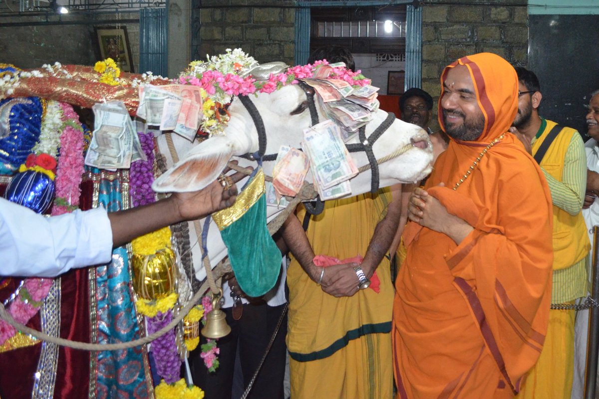 SriSamsthana's tweet photo. @Kamadugha_SRPM @GouParivara @ShankaraPeetha @Shankaracarya36 @hareraama @GouKinkara ಮಂಡ್ಯದ #ಅಭಯಗೋಯಾತ್ರೆ ಯಲ್ಲಿ ಜೊತೆಯಿದ್ದ ನಂದೀಶ್ವರ ಸ್ವರೂಪದ ಸಂತ, ದೊಡ್ಡರಸಿನಕೆರೆ ಬಸವಣ್ಣ ಬೀಳ್ಕೊಡುವಾಗ ತೋರಿದ ಪರಮಪ್ರೇಮ...

#ಅಭಯಾಕ್ಷರ #ProtectWithPen https://t.co/NI3ClO78po