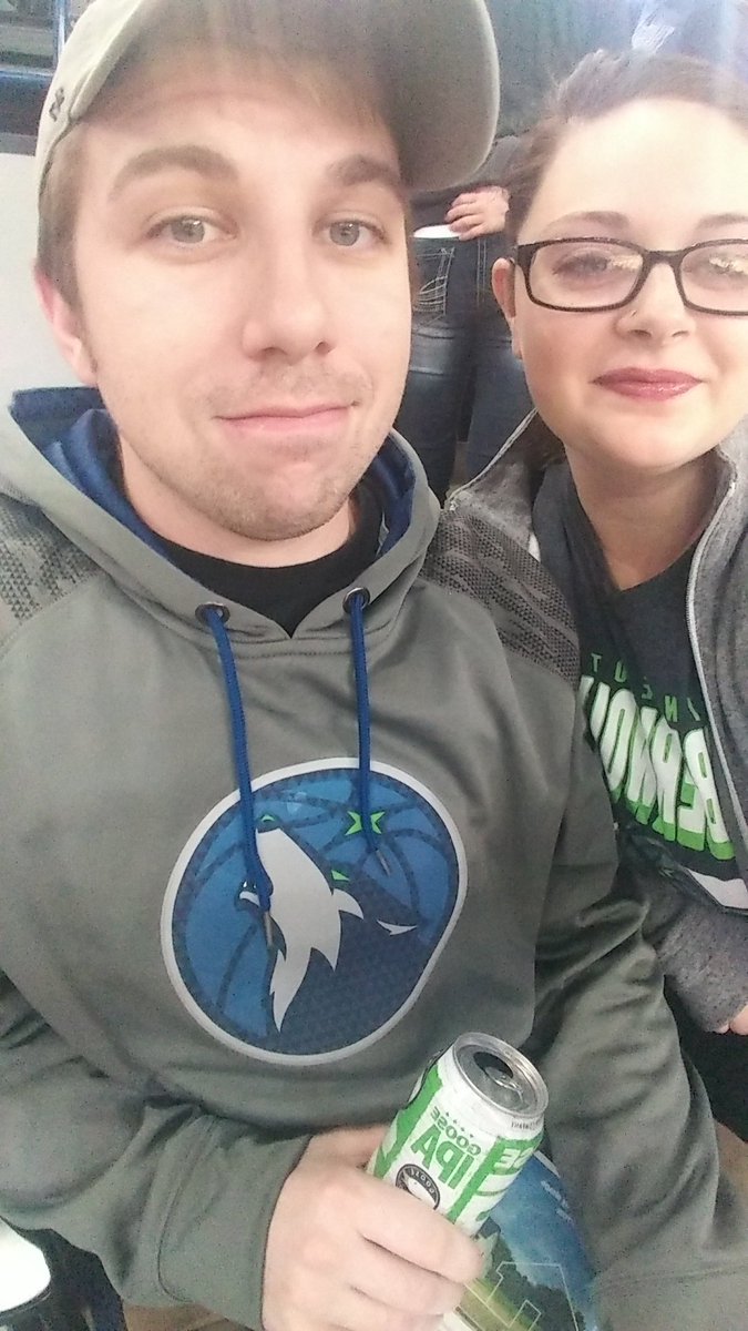 LeahMarie2_'s tweet photo. #packpix #usbankcollegenight #alleyesnorth https://t.co/mQbdfyNjWE