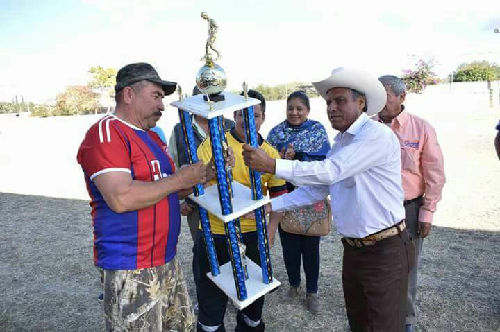 GeradoLM's tweet photo. Encuentro y Convivencia con Paisanos Radicados en Estados Unidos, que regresan a disfrutar las fiestas de fin de año. https://t.co/2oXIOMgvaU