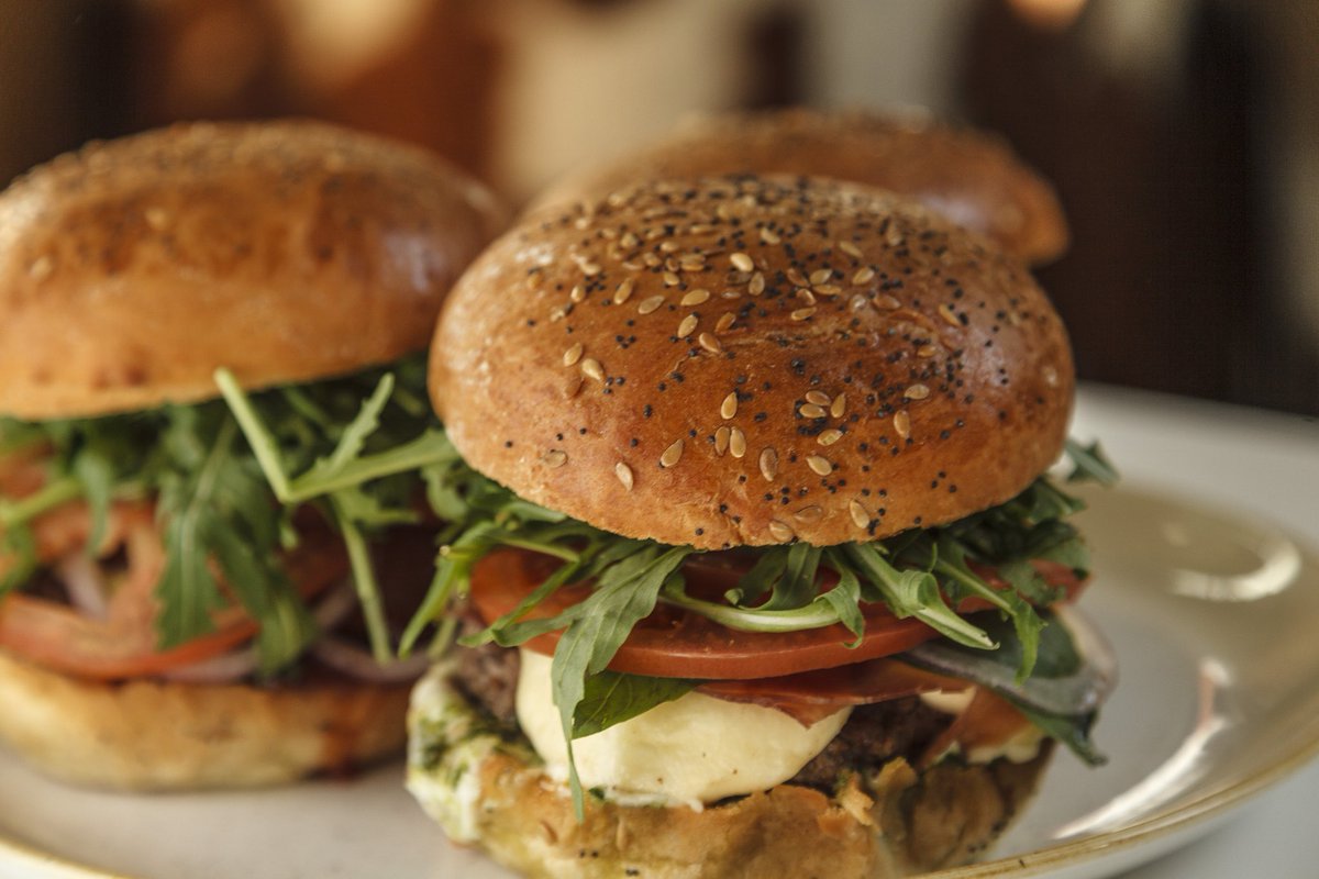 bobosburgers's tweet photo. 🧐😃Who’s gonna be the lucky one to win €100 BóBós Gift Vouchers? 🎁 💝 €20 vouchers to give away for 5 followers every hour till 12am. RT &amp; Follow us to #WIN €100 #GiftVouchers 10pm — one winner! https://t.co/ZhmO76rCu8