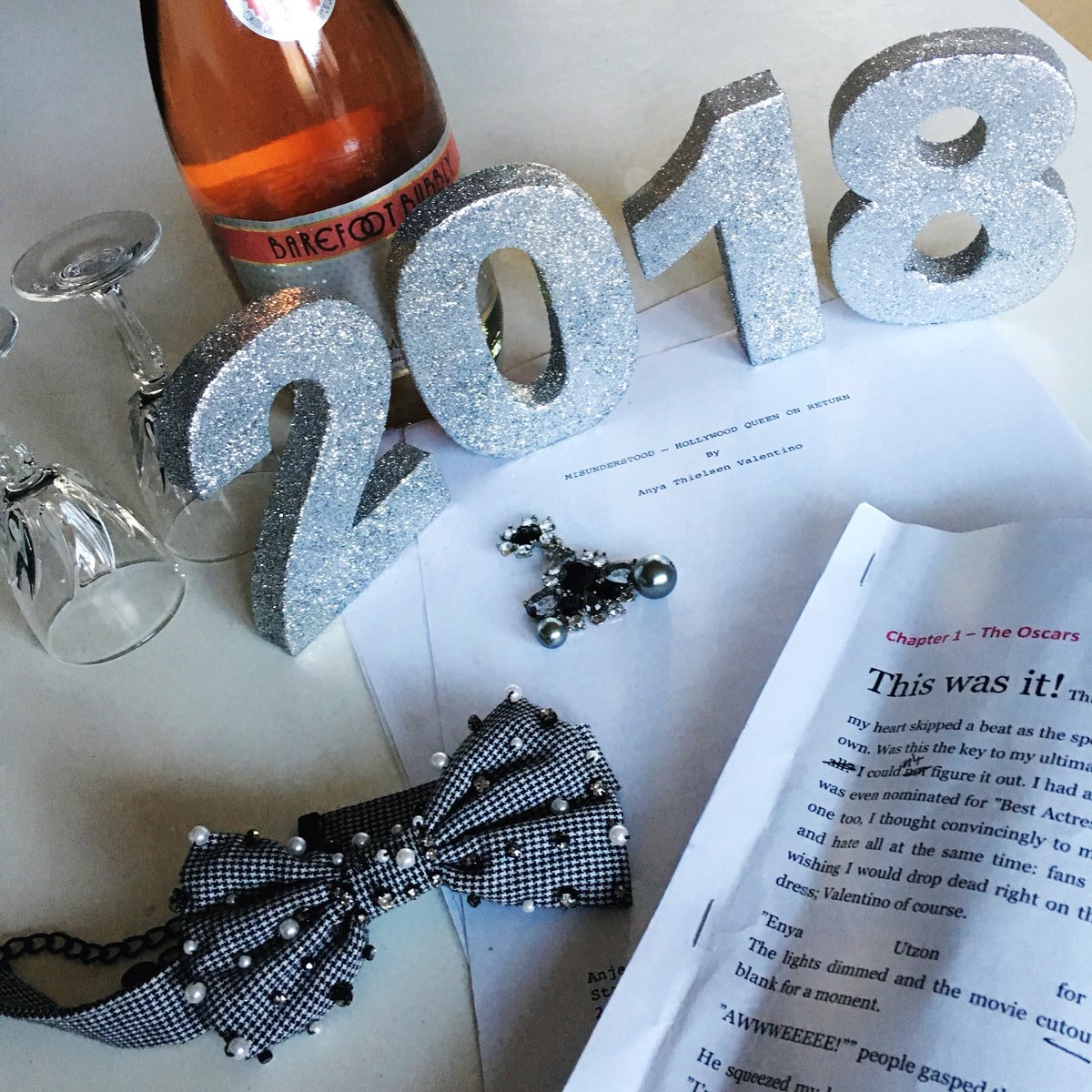 AnyaValentino's tweet photo. Happy 2018 and happy writing! ✍🏻✨😄🥂 https://t.co/JYF65JCG6U