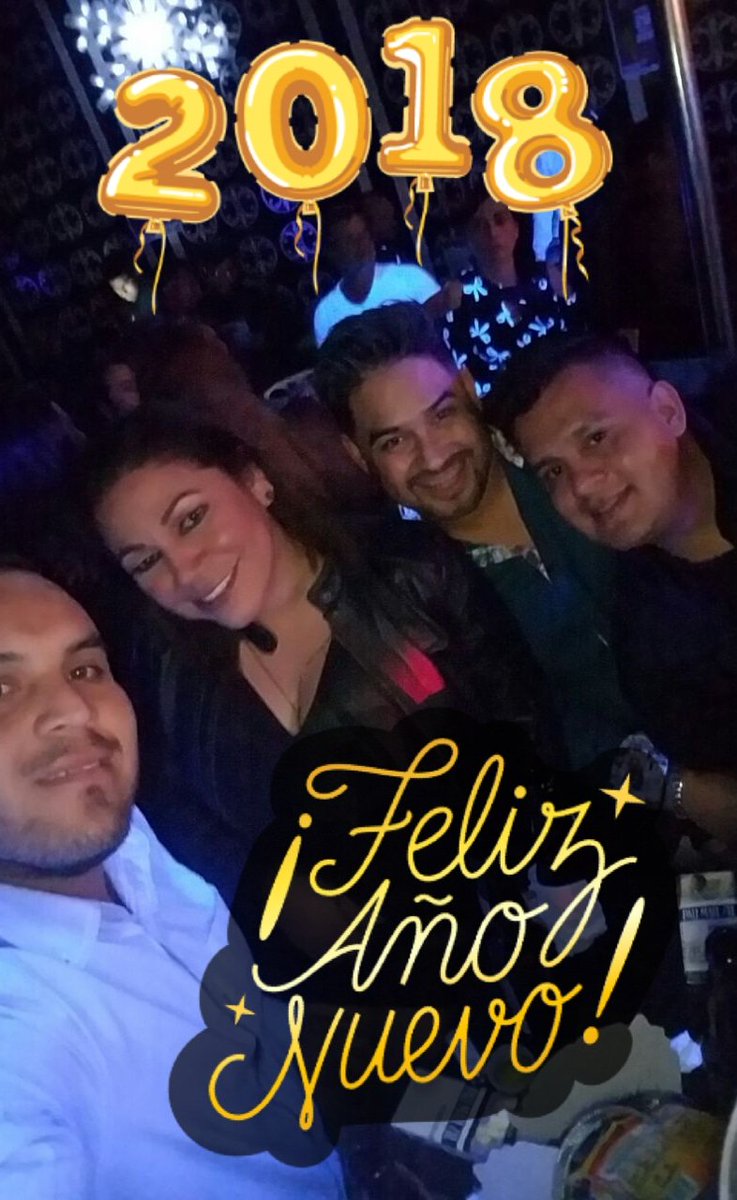 jennylix's tweet photo. Para los q triunfaron
Para los q perdieron
Para los q cayeron 
Para los q se levantaron 
Para los q estamos vivos
Por los q nos dejaron este año
Para los q amaron
Para los q odiaron
Para mis amigos
Para mis enemigos 

Feliz 2018..!!! #2018FirstPic https://t.co/l3UMwM3fXW