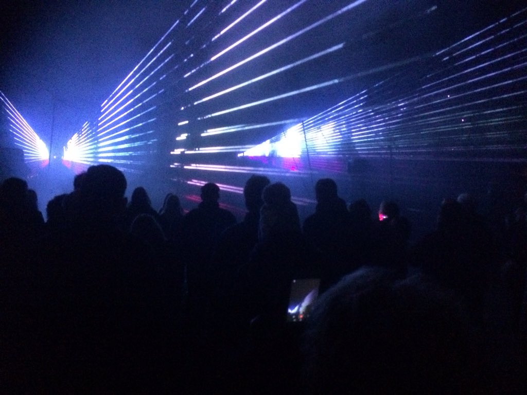 Kultureel haaddoarp Stynsgea 2018 op spektakulêre wize iepene mei lasersjo. Stynsgea pakt dit jier út en lit sjen oan de wrâld wat in mienskip berikke kin troch ienriedigens.