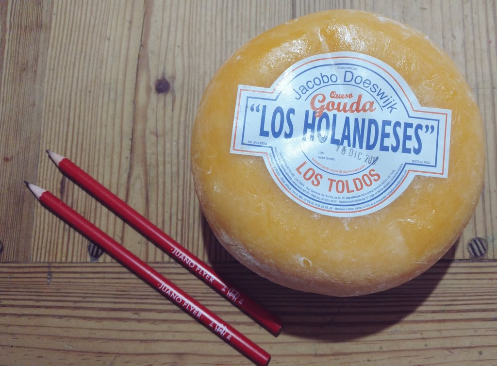 Esto me parece algo bizarro pero sumamente divertido. Para festejar los 6.000 seguidores, sortearemos una HORMA de QUESO GOUDA proveniente de LOS TOLDOS, tal cual uds. pidieron. Sólo dar RT a este tweet y seguirme. De yapa 2 Lápices JuanoFlyer. Envío a todo el país por correo
