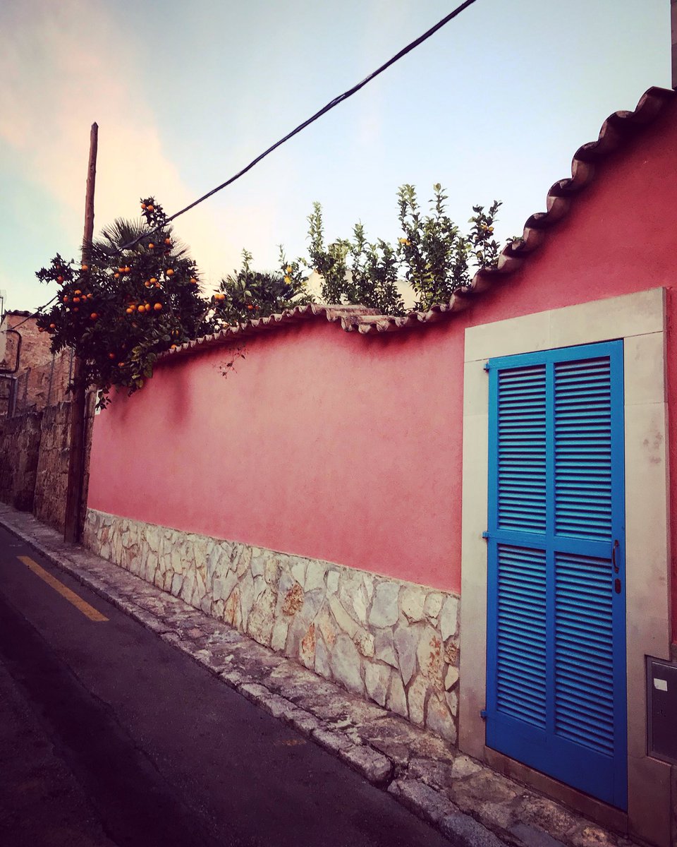 Lolo_Leblog's tweet photo. Dans les ruelles d’Andratx #holidays #bloggerlifestyle #lololeblog #photo #iphone7 #travel #influencer #inspired #tourism #andrat #mallorca #ilesbaleares #espagne #lifestyle ©ByLolo https://t.co/CizizP5fIH