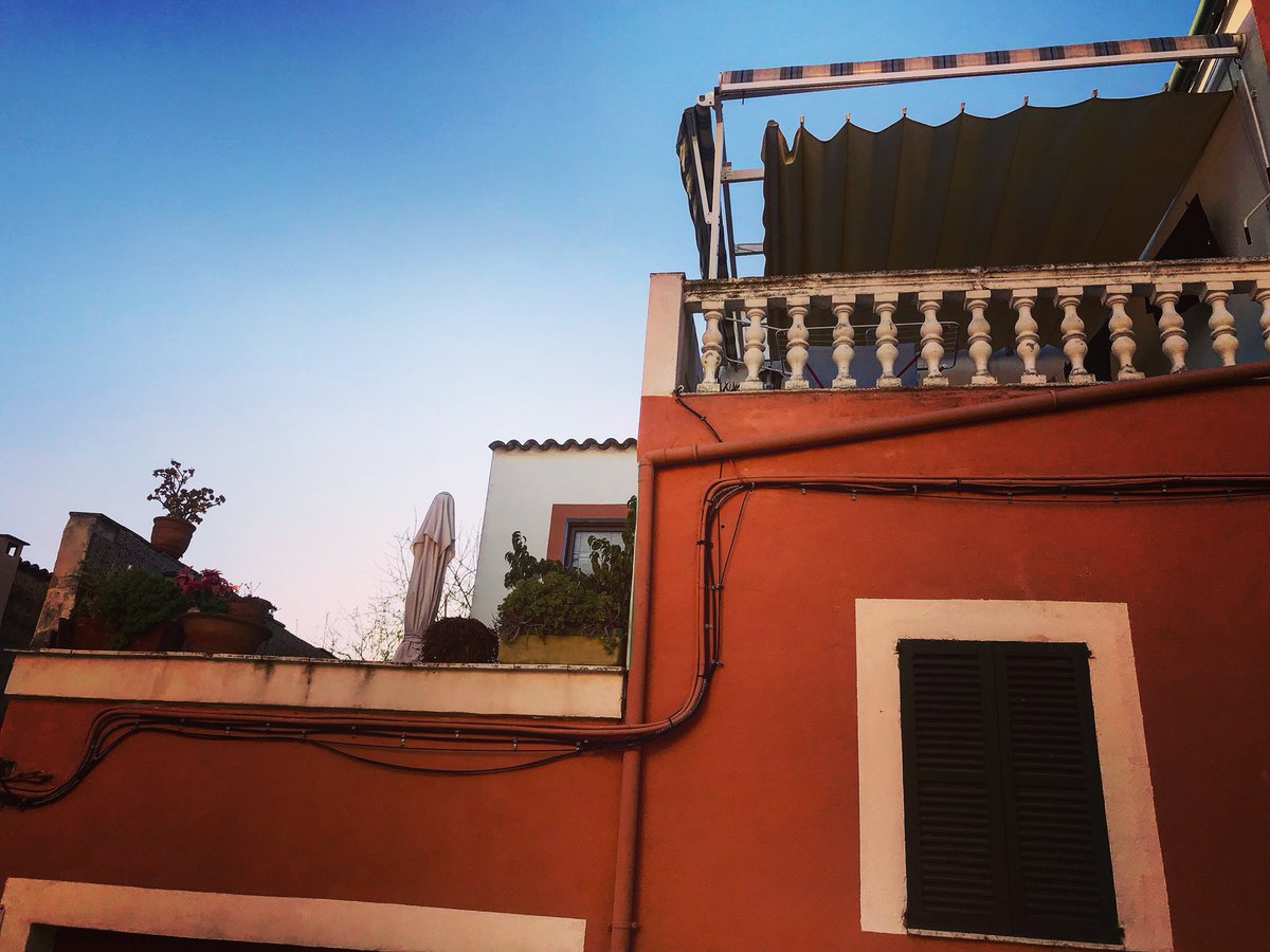 Lolo_Leblog's tweet photo. Dans les ruelles d’Andratx #holidays #bloggerlifestyle #lololeblog #photo #iphone7 #travel #influencer #inspired #tourism #andrat #mallorca #ilesbaleares #espagne #lifestyle ©ByLolo https://t.co/CizizP5fIH
