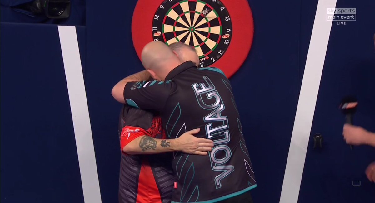 _LSportUpdates's tweet photo. GAME SHOT AND THE 2018 WILLIAM HILL WORLD DARTS CHAMPION ..... #TAYvCROSS #WHDarts 

@RobCross180! https://t.co/mfBcykT5vH