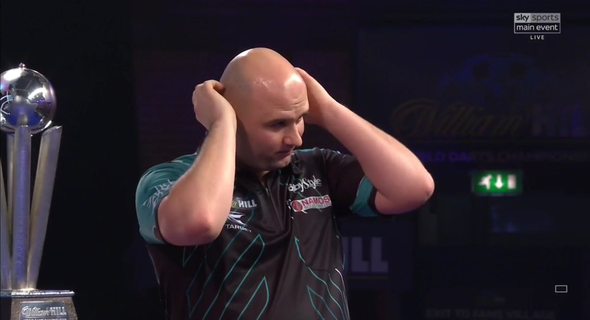 _LSportUpdates's tweet photo. GAME SHOT AND THE 2018 WILLIAM HILL WORLD DARTS CHAMPION ..... #TAYvCROSS #WHDarts 

@RobCross180! https://t.co/mfBcykT5vH
