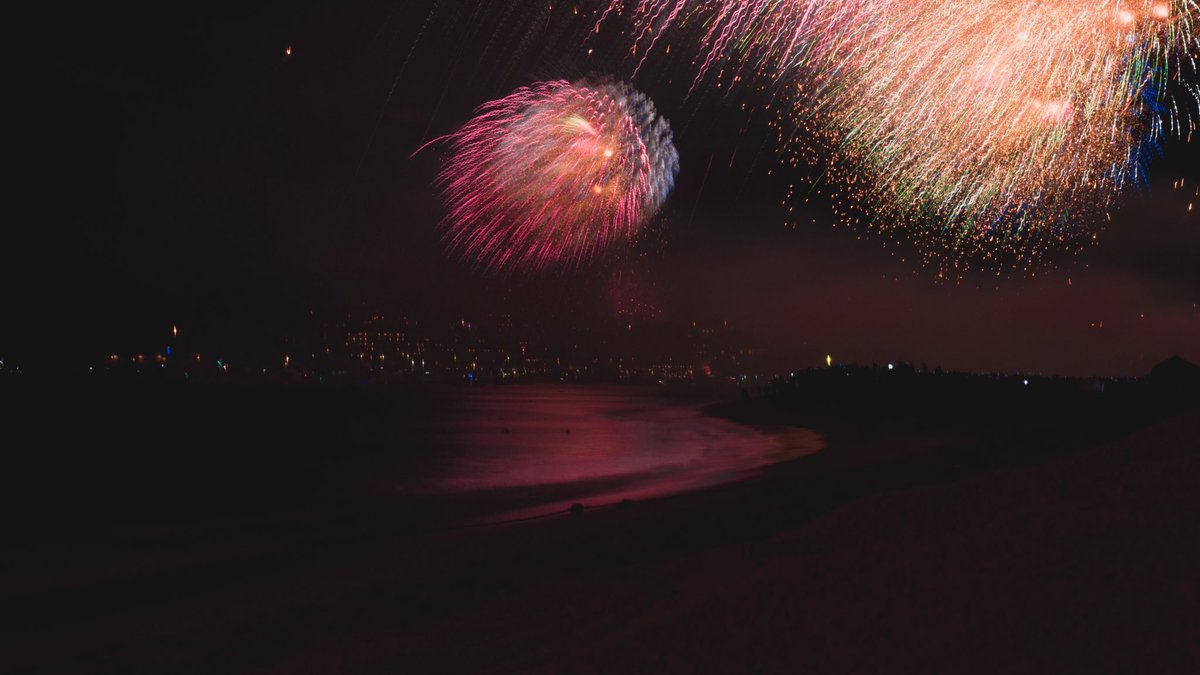 WishHeartProd's tweet photo. Great celebration of the new year! Love the reflection in this picture. #CanonFanPhoto https://t.co/nGmswZUMax