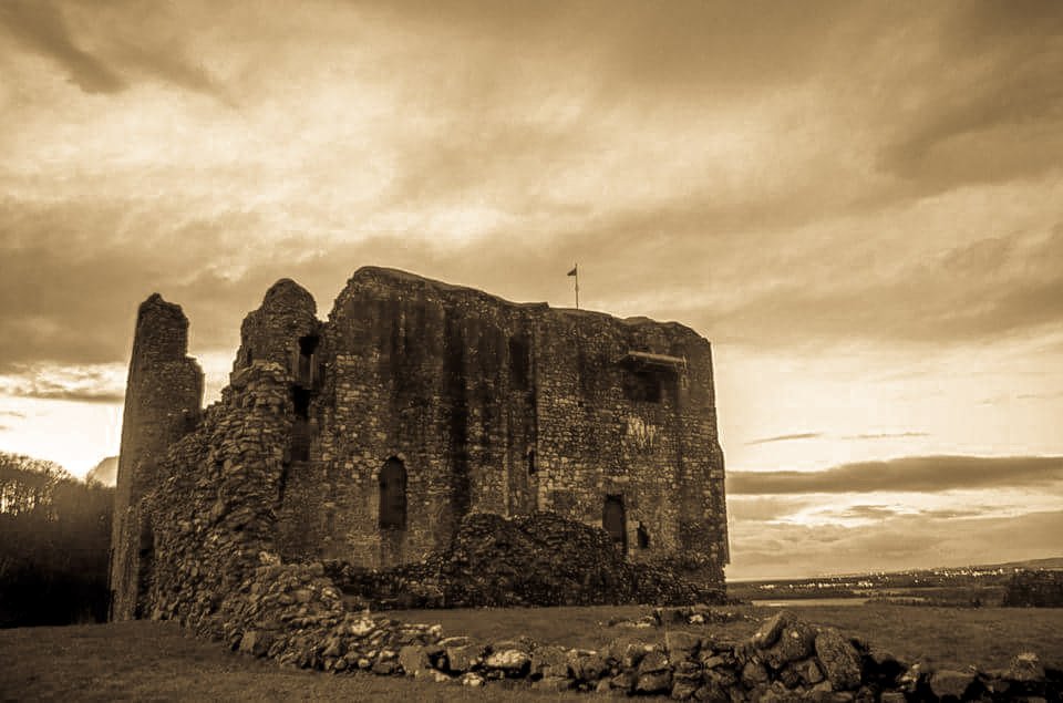 macjethro's tweet photo. #Dundonald #Castle in #Ayrshire #Scotland #tonight #NewYearsDay #moonlight @welovehistory https://t.co/Uyqi68WBlu