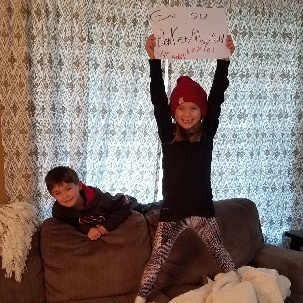 Jillycat5's tweet photo. Since we can't be at the #RoseBowl2018 we'll just make signs and cheer from our couch.  #BoomerSooner https://t.co/WeX4S2zcPf