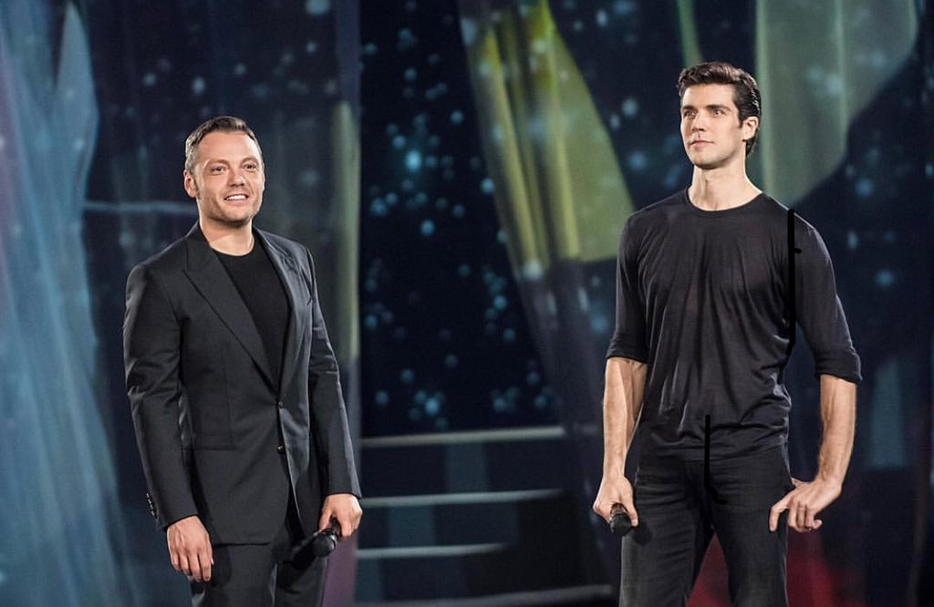 trash_italiano's tweet photo. Cari @TizianoFerro e @RobertoBolle, visto che l’amore è una cosa semplice, fate il vostro dovere e date un senso a questo 2018 ❤️🧡💛💚💙💜 #DanzaConMe https://t.co/XLl5Iy5GHa