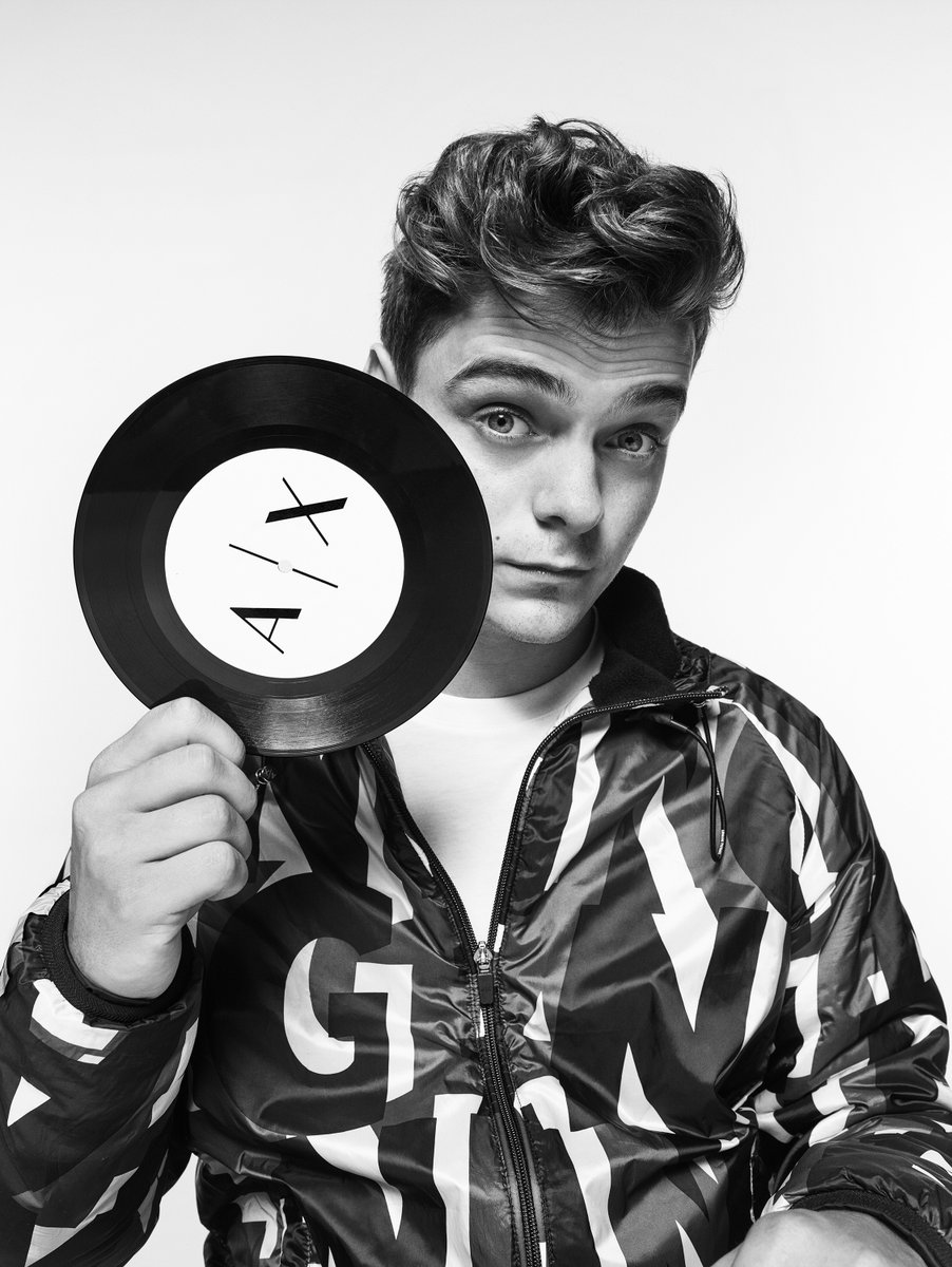LoveGarrix18's tweet photo. hello my friends garrixers 😬😁. How are you? Well I want to wish you a happy new year. Happy New Year sweetheart @MartinGarrix ❤️❤️ https://t.co/ec9hquGBwB
