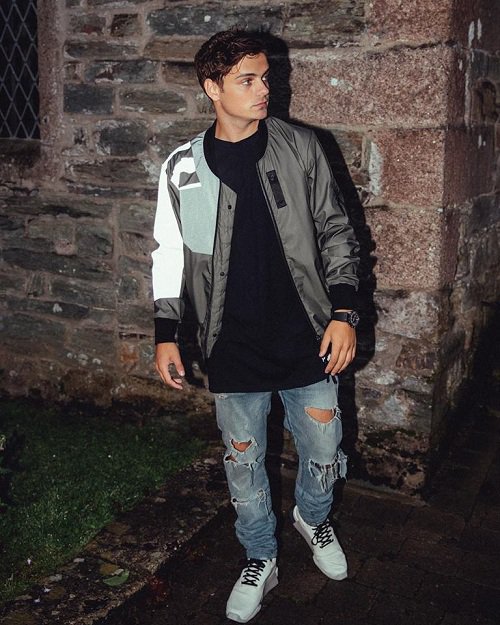 LoveGarrix18's tweet photo. hello my friends garrixers 😬😁. How are you? Well I want to wish you a happy new year. Happy New Year sweetheart @MartinGarrix ❤️❤️ https://t.co/ec9hquGBwB
