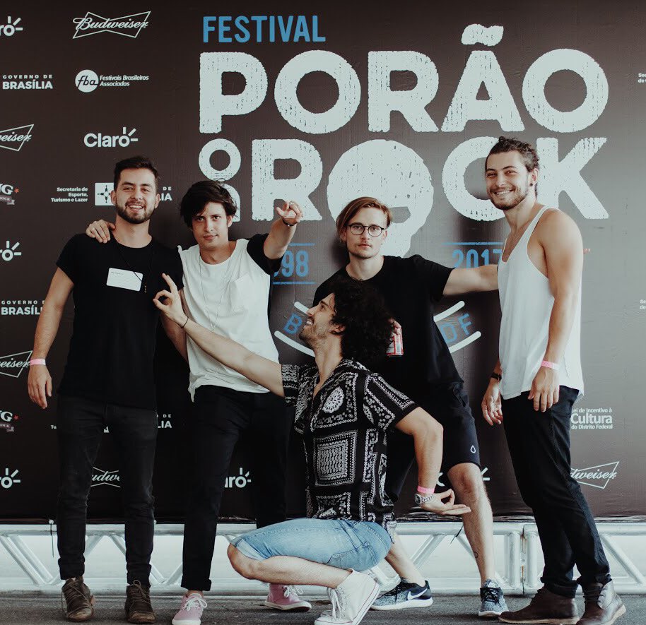BandaLupa's tweet photo. 2017 foi o começo. Que 2018 seja inteiro amor <3 a todo mundo que acompanha a gente nessa caminhada, que torce, grita e sonha com a gente: já tamo LOUCOS pra ver o que esse ano tá guardando. Vamos juntos. Que nem sempre foi, que nem sempre vai ser 😌❤️🙌🏻
#lupaéamor https://t.co/rcc6QAF23m