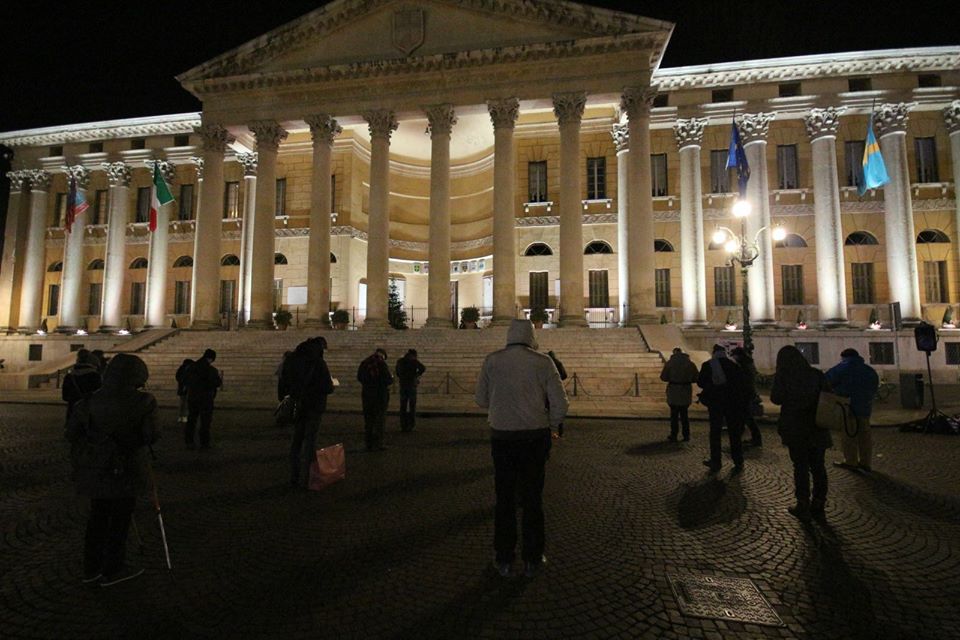 Sentinels_Eur's tweet photo. Last week Italian #Sentinelle confronted #Verona city hall against Parliament's decision to adopt the "bio-testament" (=passive euthanasia).
#NoDAT #NoEutanasia #NoBioTestamento
Photos via @sentinpiedi https://t.co/Ex61dPL4bM