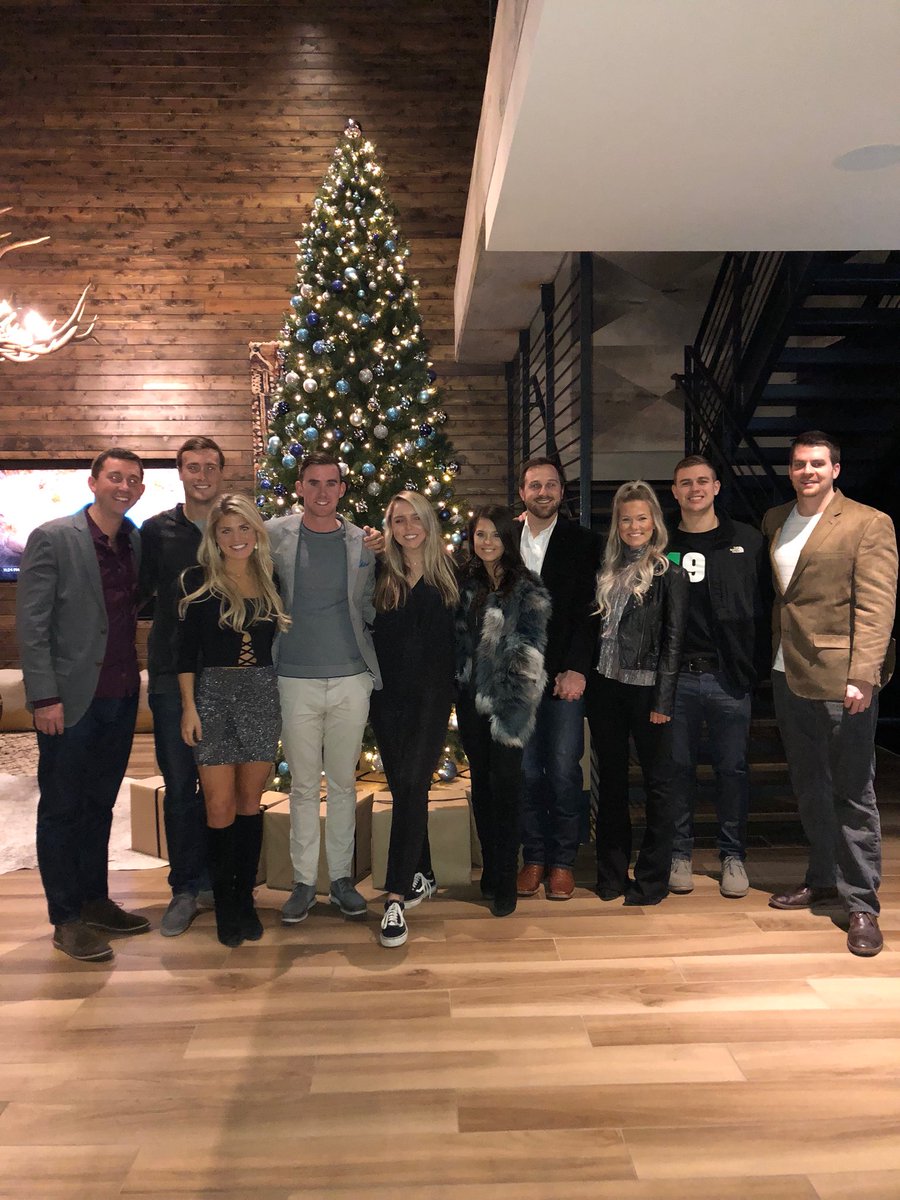 Jhilllll's tweet photo. Rang in the new year with an amazing group of friends!!! Can’t wait for 2018!!! 🍾🎉🥂 https://t.co/4LOzGTqkCf